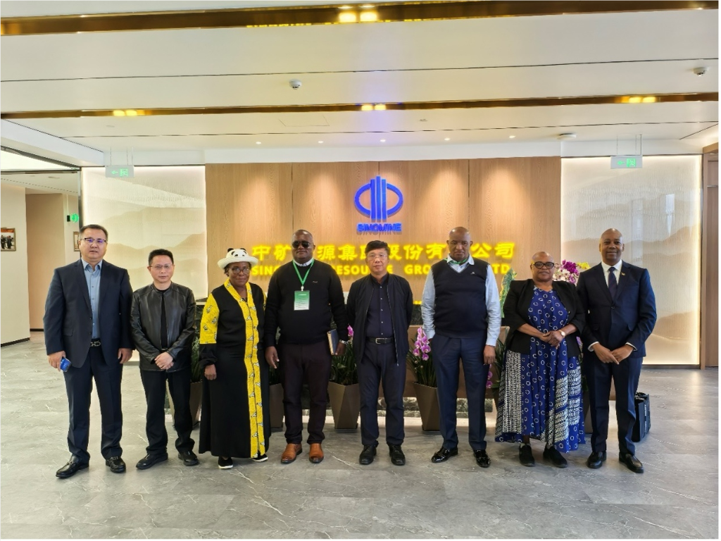 津巴布韦马斯温戈省省长一行到访太阳成集团tyc539官网集团总部